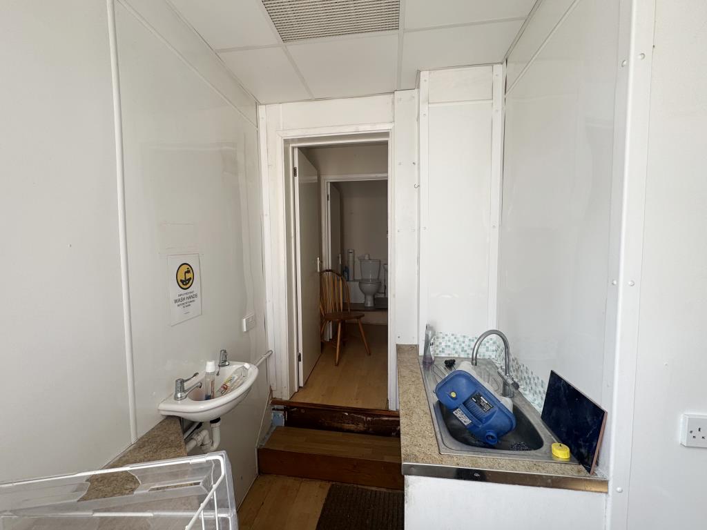 Lot: 22 - PROMINENT TOWN CENTRE VACANT COMMERCIAL UNIT - Rear area with view of sink and W.C